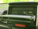 操作しやすい位置に配置されたウインカーレバー。確実な操作感で、安全な車線変更をサポートします。直感的に操作できる設計です。