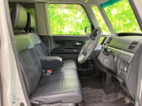 開放感のある室内空間が広がります。運転席からの視界も広く、運転しやすい環境です。快適なドライブをサポートします。