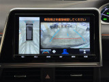 【パノラミックビューモニター】自車周辺をぐるりと俯瞰できるカメラで危険を察知。上空からの映像で自動車や障害物の位置が詳細に確認できるので、狭い駐車場でも安心して駐車できますね。
