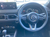 鮮やかなCX-5のコックピット。360&deg;ビューモニターを搭載し、安全確認もスムーズに行えます。ドライバー中心の機能的なレイアウトと高い質感が、快適なドライブを約束します。