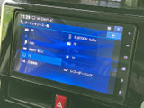 多彩なソースに対応し、快適なドライブをサポート。Bluetooth接続で、お気に入りの音楽も楽しめます。使いやすいインターフェースで、操作もスムーズです。