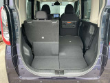 リアシートは左右で分割可倒式を採用しています。乗る人数や荷物に応じてシートを自由にアレンジできます♪