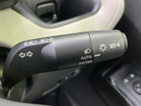 操作しやすい位置に配置されたウインカーレバーで、スムーズな車線変更や右左折をサポートします。直感的に操作できるので安心です。