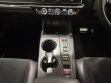 「e:HEV」搭載車です。日常シーンのほとんどをモーターで走行し、高速クルージングなどモーターよりもエンジンの方が効率が良い領域はエンジンで走行、あらゆる領域で優れた燃費走行を実現します。