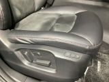 運転席にはドライバーの体型や好みに応じて前後方向だけでなく、高さの調整ができるシートリフターを装備!