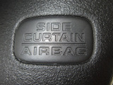 サイドカーテンエアバックシステムは、側面衝突時に大人から子供までさまざまな体格の乗員の頭部や頚部を広範囲で保護。特にセンターピラーへの頭部衝突を防ぐ展開性能を実現しています。