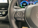 運転中、オーディオの操作をしてて、ハッとしたことはありませんか?ステアリングスイッチは、運転中でもハンドルでオーディオの操作が可能です。安全なドライブをサポートします。