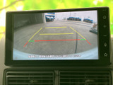 駐車時の安全性を高めるバックモニター。ガイドライン表示で、狭い場所でも安心して駐車できます。後方の状況をしっかり確認できます。