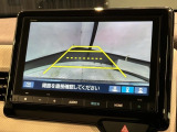 リバースギアに入れるだけで後方の表示へ切り替わります。夜間や雨の日の駐車も楽になりますよ。