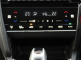 オートエアコンなので、スイッチひとつでオールシーズン快適に過ごすことができます。