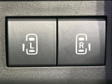 【両側パワースライドドア】スマートキーや運転席のスイッチで後席両側スライドドアの開閉が可能♪電動だから力を入れてドアを開ける必要が無く、小さなお子様でも簡単に開け閉めでき快適です♪