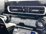 オートエアコン付きなので一度、気温を設定すれば自動的に過ごし易い温度に調整してくれますよ。 車内をいつでも快適空間にしてくれます。