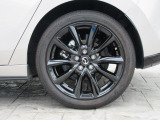 18インチ純正アルミホイールを装備。タイヤサイズは215/45R18となります。