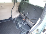 ◆チップアップ&ダイブダウン機構付【ULTR SEAT】は後席座面を左右分割で跳ね上げることができます。トランクで積載できない背の高い荷物をラクラク収納できます。ホンダ車ならではの人気装備です。