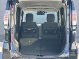 後席を倒せばさらに広いスペースの出来上がり♪長い荷物も載せやすくなります!