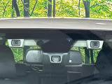 【アイサイトVer3】前方の車両等を検知し、衝突しそうな時は警報で注意を促し、ブレーキを踏む力をサポート。ブレーキを踏めなかった場合は衝突被害軽減ブレーキが作動、衝突回避をサポートします。