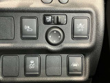 車線逸脱警報装置付きです!フロントカメラによりレーンマーカーを検知し、意図せずに走行車線から逸脱しそうな場合、メーター内のディスプレイ表示とブザーで注意を喚起します。
