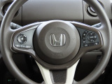 ハンドルには、アクセルペダルを踏まずに定速走行し疲労軽減に貢献するクルーズコントロールと、ハンドルから手を離さずにオーディオを操作できるので安全性がとても上がるステアリングリモコンが付いています!