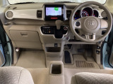 車内は光触媒抗菌消臭施工済です。インパネ周りはスタイリッシュなデザインで機能や装備も充実しています。グローブボックスやカップホルダーのほかにトレーなどたくさんの収納スペースが付いています。