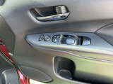運転席ドア内張(電動格納式カラードドアミラー開閉スイッチ・鏡面調整スイッチ・パワーウインドウスイッチ・フロントスピーカー・ドリンクホルダー)