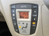 【オートエアコン】一度お好みの温度に設定すれば、車内の温度を検知し風量や温度を自動で調整。暑い&hellip;寒い&hellip;と何度もスイッチ操作をする必要はありません。快適な車内空間には必須の機能ですね♪