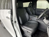 運転席/助手席です。姿勢が崩れず正確なステアリング操作で安心です。