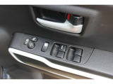 運転席側に窓の操作ボタンがあります。ロック機能が付いているのでお子様連れでも安心です。