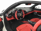 こちらは左ハンドルのお車でございます。内装色はRosso Ferrariを選択しております。