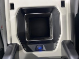 センターコンソールクーラーボックス。フロントシートの間に設置されている冷蔵オプション。500?のペットボトルが4本入る設計となっております。約5度まで冷やせる仕様となっております。