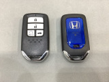 スマートキーを装備しています。鍵を差し込むことなくドアロックの開け閉めと、スタートボタン操作でのエンジンスタートができます。ボタン操作でトランクが開けられるトランクオープナーもついています。