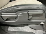 シートハイトアジャスターが付いているので運転姿勢を調整するのに便利ですね。身長に合ったシートポジションは安全運転や疲労軽減にもつながります。