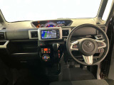 運転席周りのレイアウトをご覧ください。ナビゲーションが綺麗に装着されすっきり収まってますね!