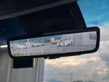 インテリジェントルームミラー搭載で、車の後方に設置されたカメラ映像を映し出してシートバックやヘッドレスト、同乗者に視界が遮られることがなく視認性が非常に良いです