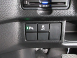 パーキングセンサーや横滑りを防ぐVSA等のスイッチ類は運転席の右側、手の届きやすい位置にあります。