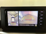 【パノラミックビューモニター】映像で、見づらい車両周辺の確認をアシスト。クルマを真上から見ているような映像を表示。 運転席から確認しにくい車両周囲の状況を把握。