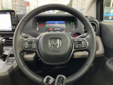 握りやすいステアリングは、運転操作をスムーズにします。オーディオやハンズフリー通話のスイッチも操作可能。快適な運転をサポートします。