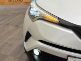 【LEDヘッドライト】悪天候や夜間走行時も良好な視界を確保し安心して運転できる高輝度LEDヘッドライトを装備!点灯速度が早く、消費電力も抑えられています。