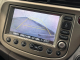 リバースギアに入れるだけで後方の表示へ切り替わります。夜間や雨の日の駐車も楽になりますよ。