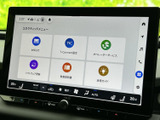 大型のディスプレイが視認性を高め、快適なドライブをサポートします。直感的な操作性で、スムーズに目的地を設定できます。多彩な機能も搭載。
