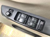 【電動格納ミラー】サイドミラーは電動格納式となっており、狭い駐車場でもキズがつくリスクを抑えられます。