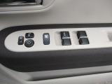 運転席アームレストに、【リモコンドアミラー】【パワーウィンドウ】スイッチあり。手元で操作ラクラク。