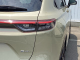 特徴的なデザインで後方からの確認しやすいLEDリアコンビネーションランプ