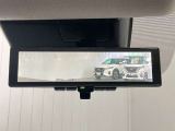 【インテリジェント ルームミラー】車両後方のカメラ映像をミラー面に映し出すので、車内の状況や、天候などに影響されずいつでもクリアな後方視界が得られます!
