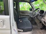 広々とした室内空間は、ゆったりとくつろげる快適な空間です。運転席からの視界も広く、運転操作もスムーズに行えます。長距離ドライブも楽々です。