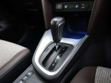 CVT(無段変速)のオートマチックです。フロアシフトがとても使い易いです。また高燃費に貢献するのもこのオートマチックです(*^_^*)