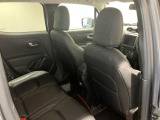 【リアシート】屋根までの高さがある車のため、大人の方でも圧迫感が少なく乗車出来ます。足元は広く取られているため、ゆったりとお乗り頂けます。