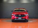 マツダCX-5のフロントマスクは、立体感のあるグリルと精悍なヘッドランプが上質な存在感を演出します。魂動デザインによる洗練された風格と力強さを兼ね備えた姿を、ぜひ店頭でお確かめください。