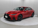 「レクサスIS」のトップモデル「IS500 Fスポーツ パフォーマンス」。盛り上がったボンネットの下に、シリーズ最大排気量となるV8エンジンを搭載しています。