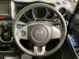 インテリアに合わせたデザインのステアリングは、運転される方のことも考え、運転しやすい形状、大きさです。是非一度、実際に触ってお確かめください。