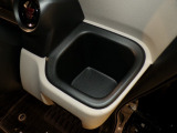運転席の届きやすいところにドリンクホルダーがついています。視線をそらすことなく手に取れるので運転に集中できて安心ですね。